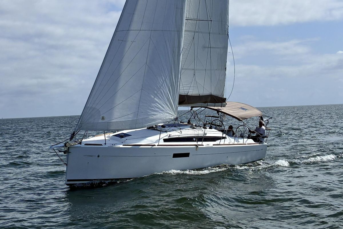 2015 Jeanneau Sun Odyssey 349