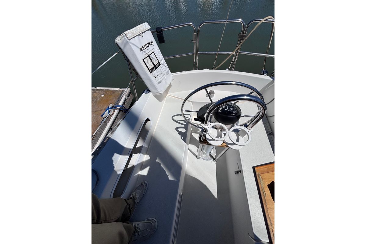 1984 Islander 28