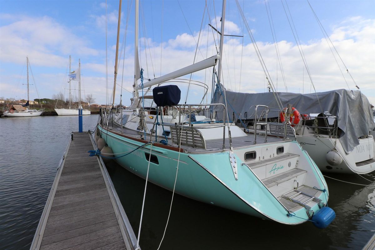1999 Hylas 54