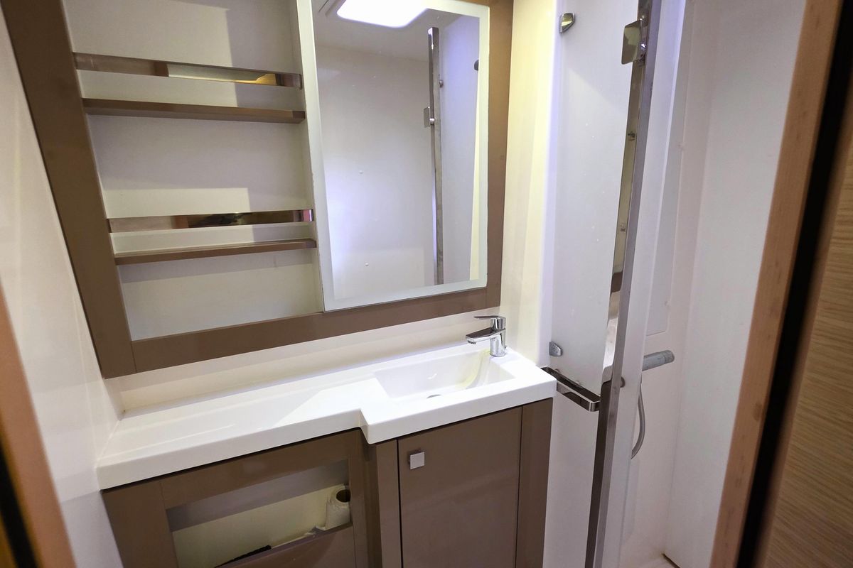 2019 Fountaine Pajot Saona 47