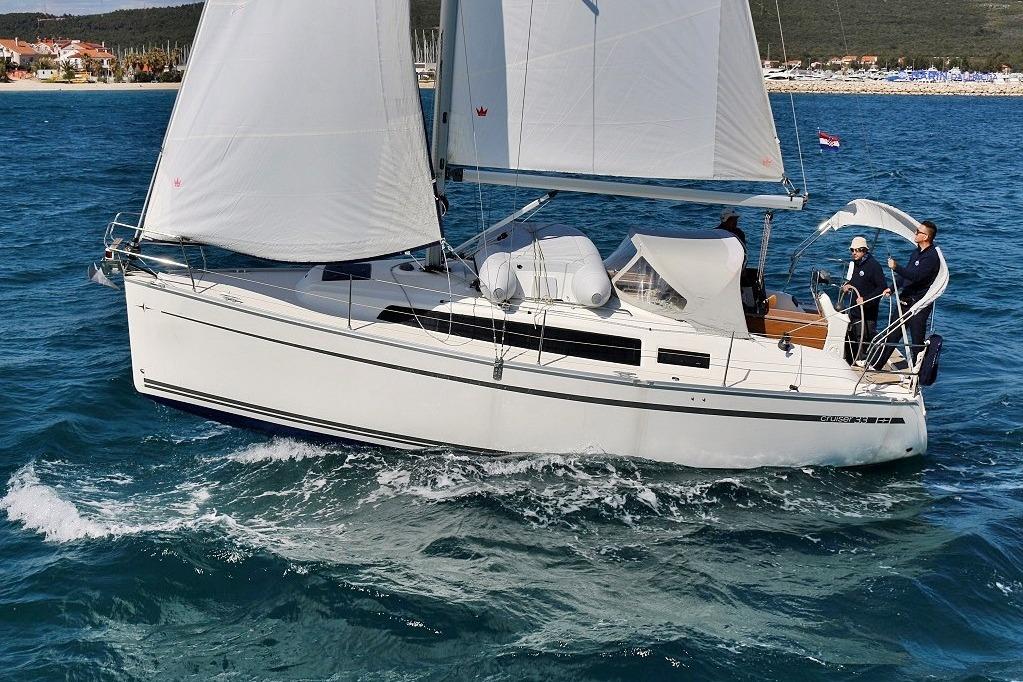2013 Bavaria Cruiser 33 en venta en Zadar, Croatia