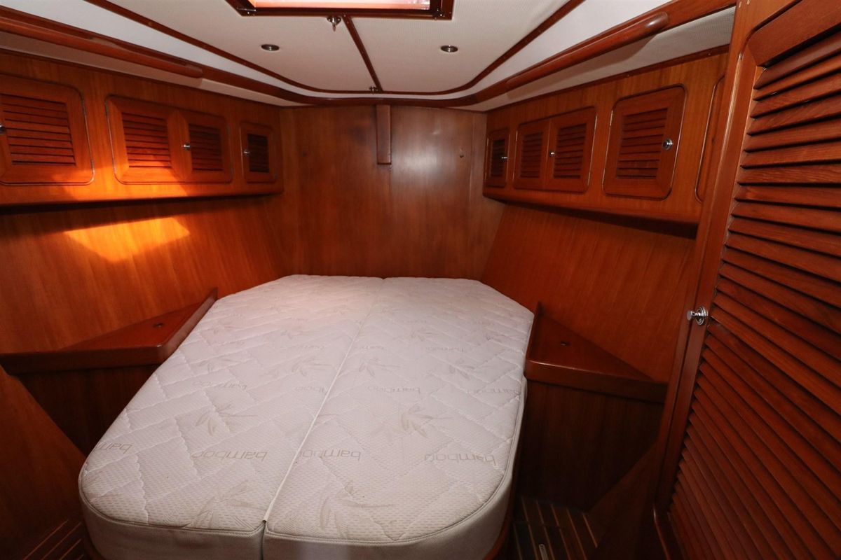 1999 Hylas 54