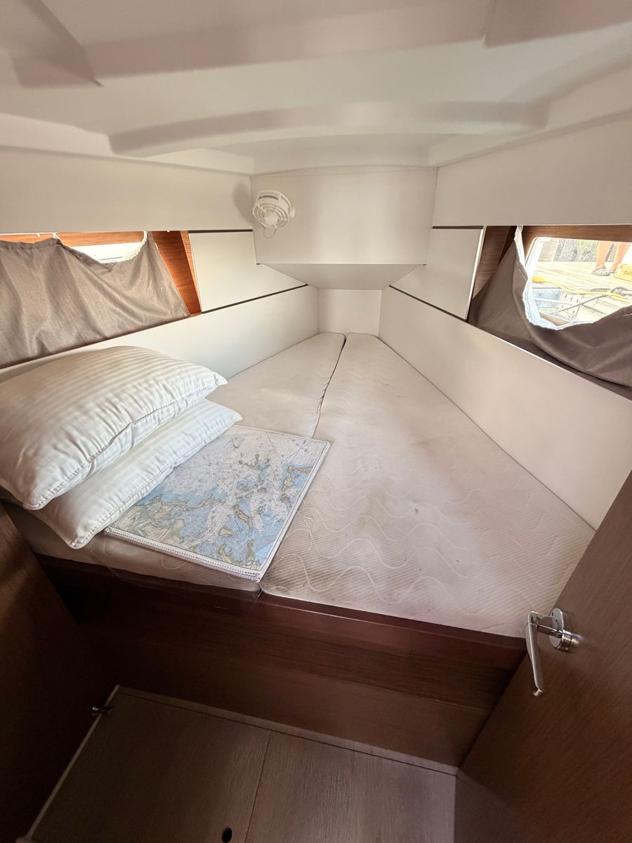 2021 Beneteau Oceanis 35.1
