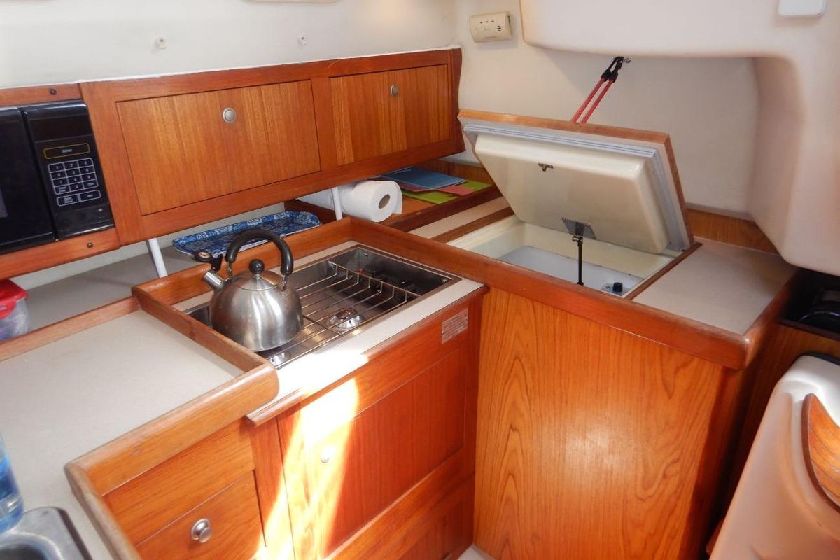 2001 Hunter 320