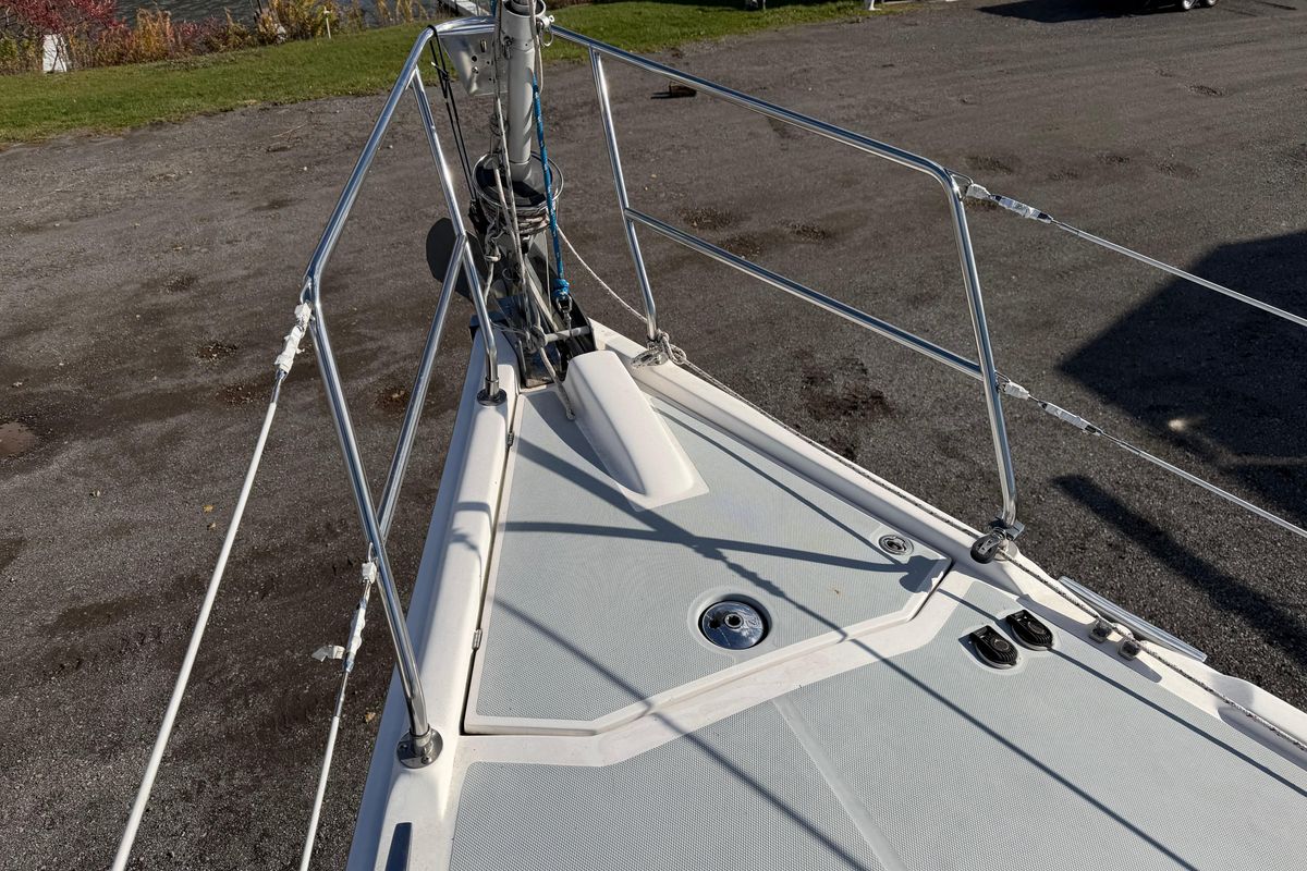 2003 Hunter 44 Deck Salon