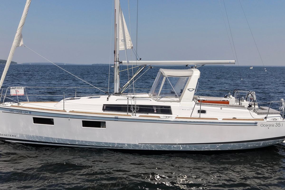 2019 Beneteau Oceanis 35.1