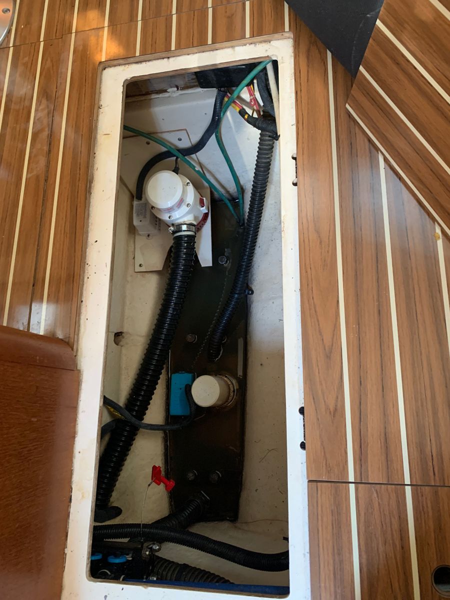 2007 Hunter 41 Deck Salon