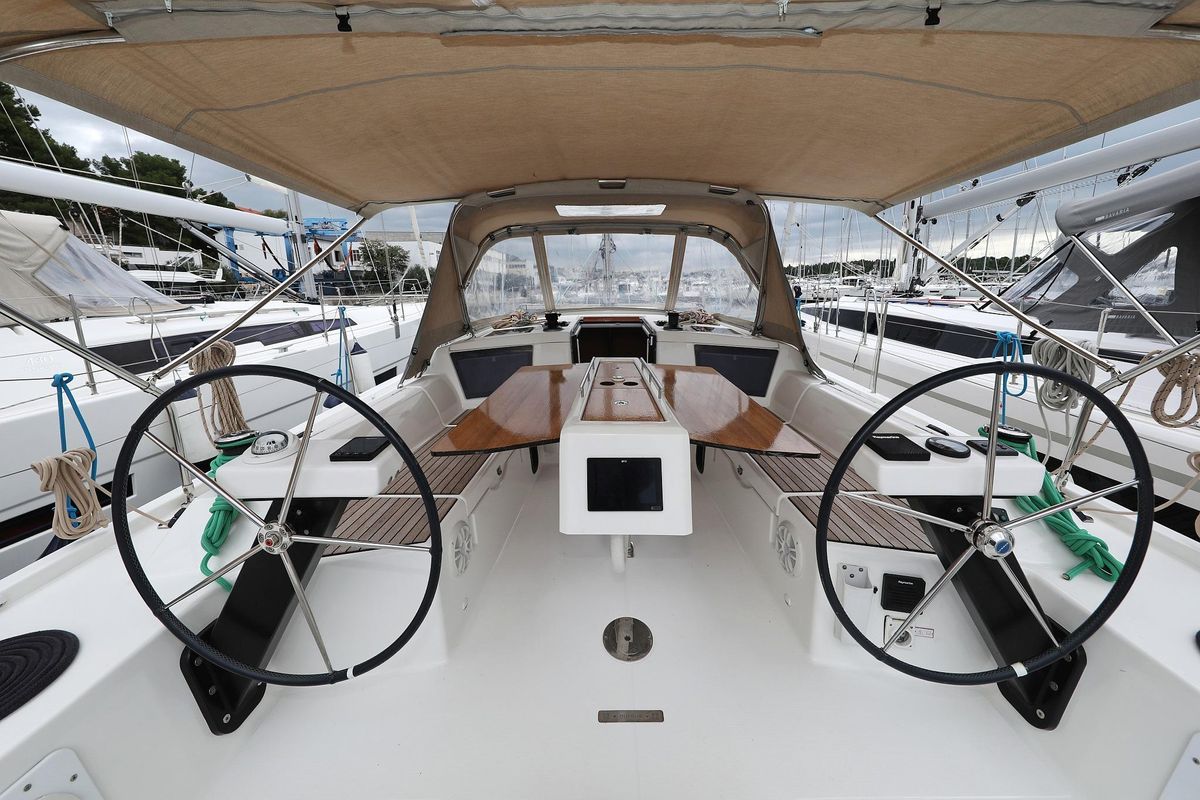 2021 Dufour 390 GL