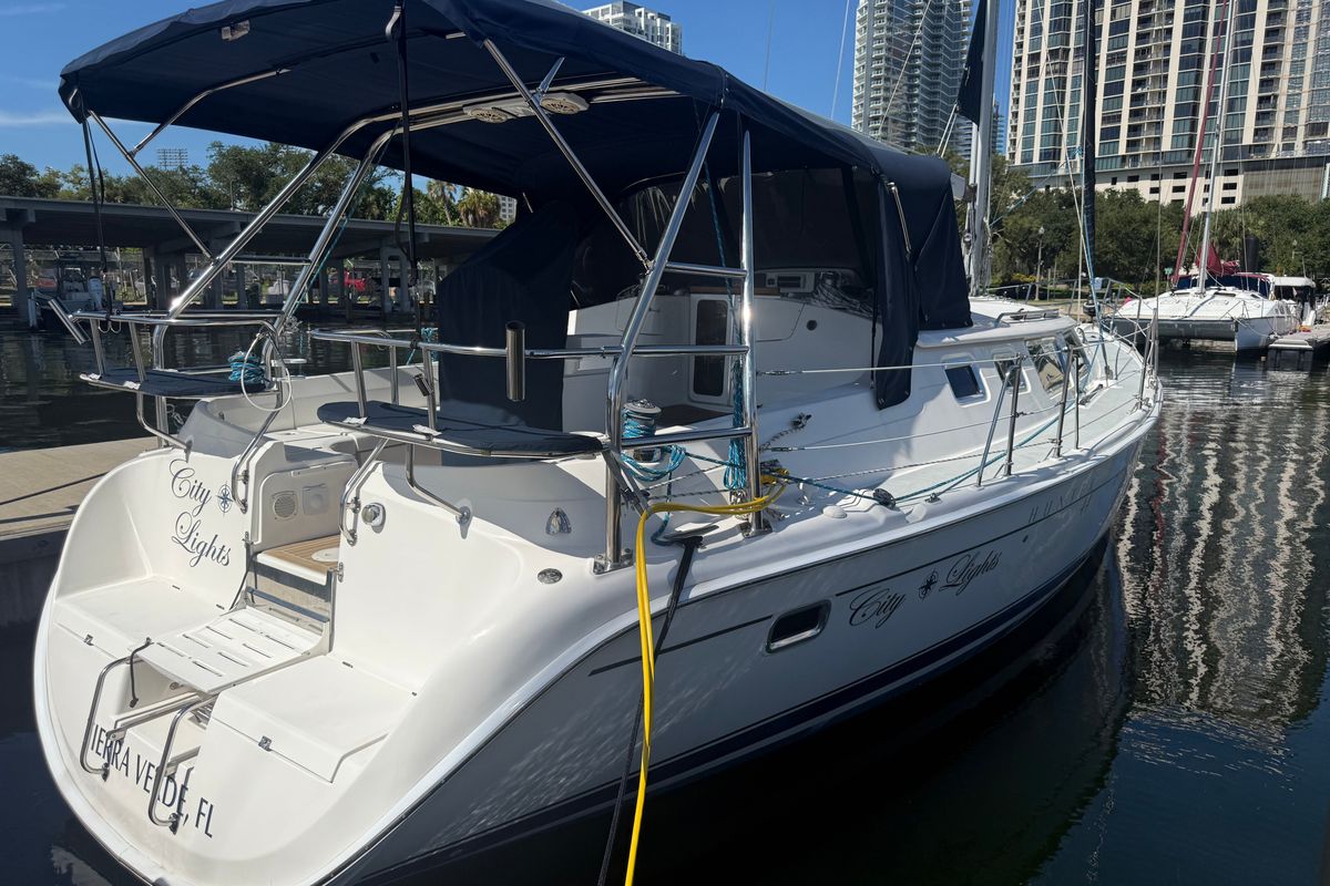 2007 Hunter 44 Deck Salon