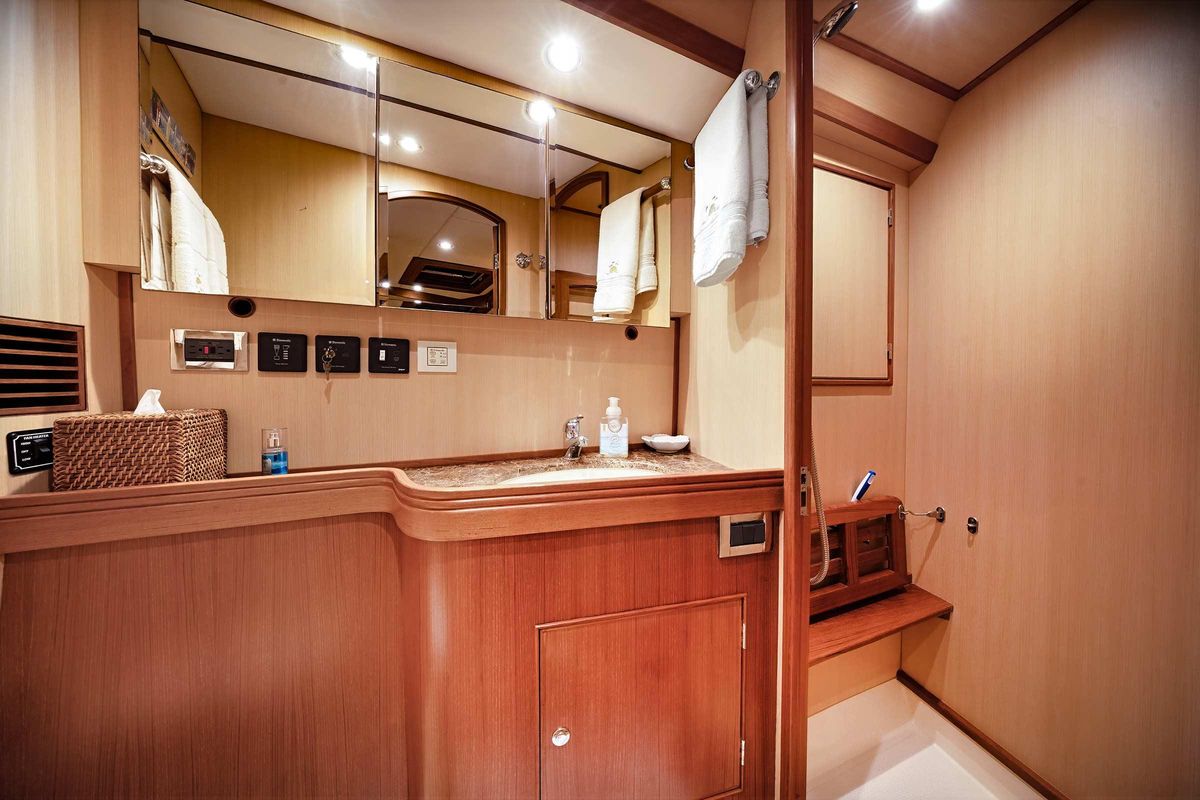 2014 Hylas 63