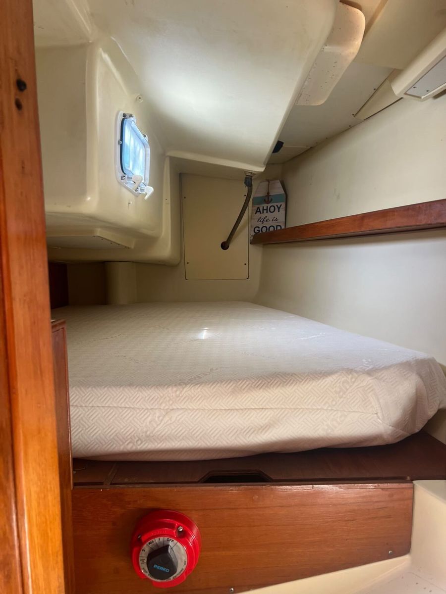 1988 Pearson 28 Sloop