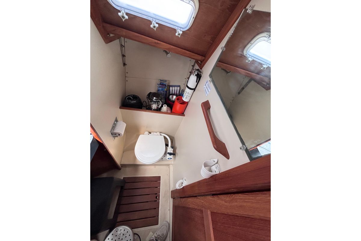 1984 Islander 28