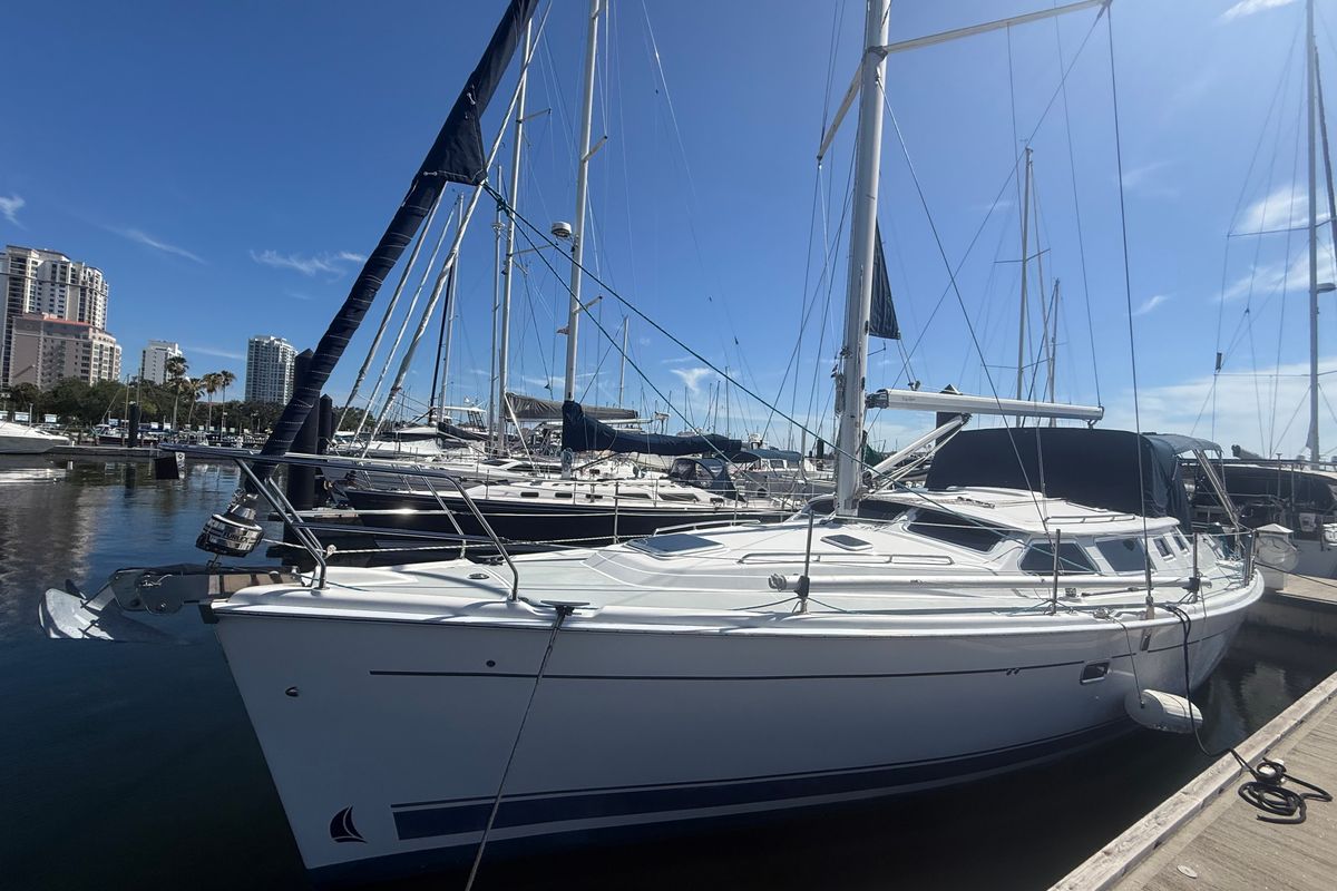 2007 Hunter 44 Deck Salon