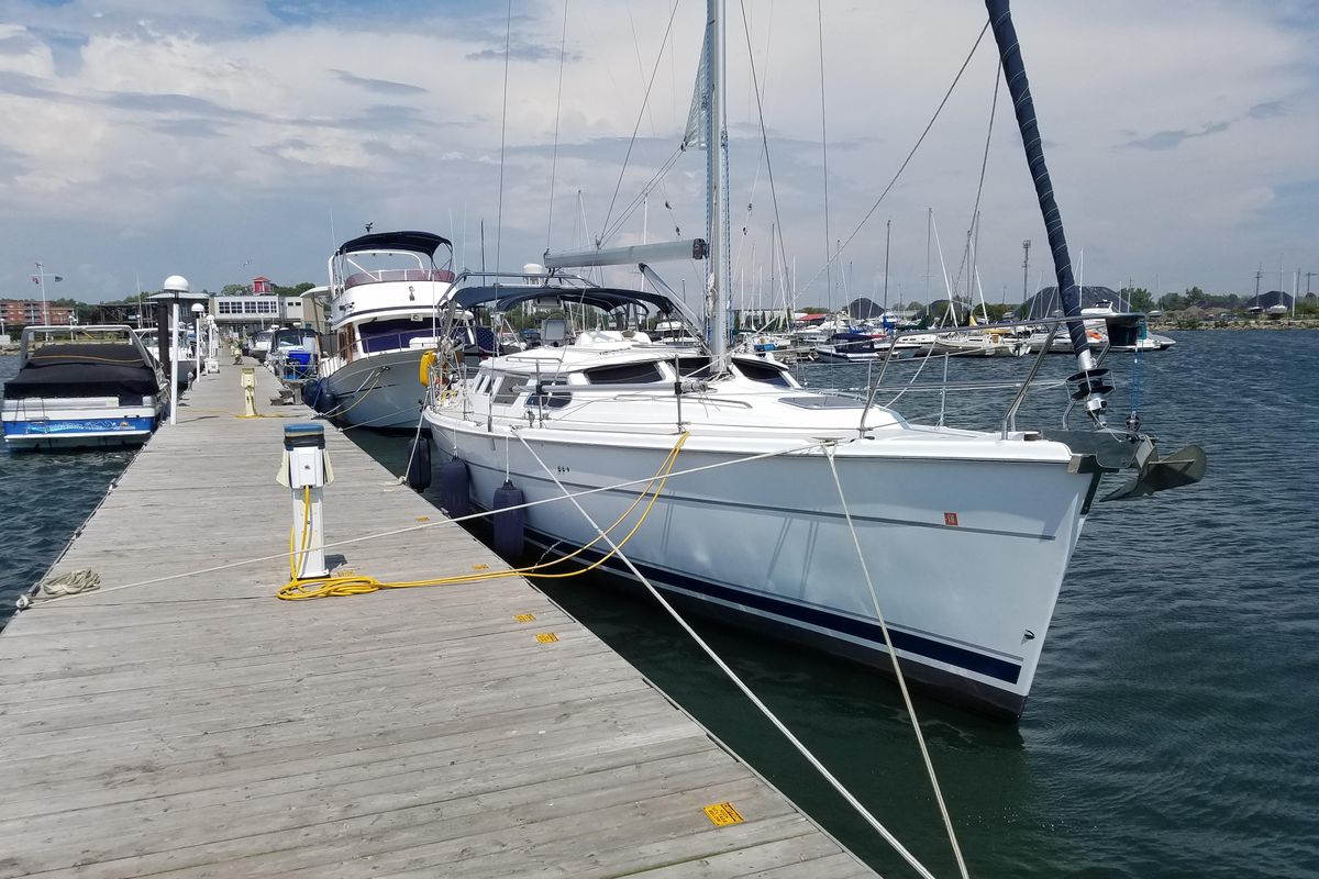 2003 Hunter 44 Deck Salon