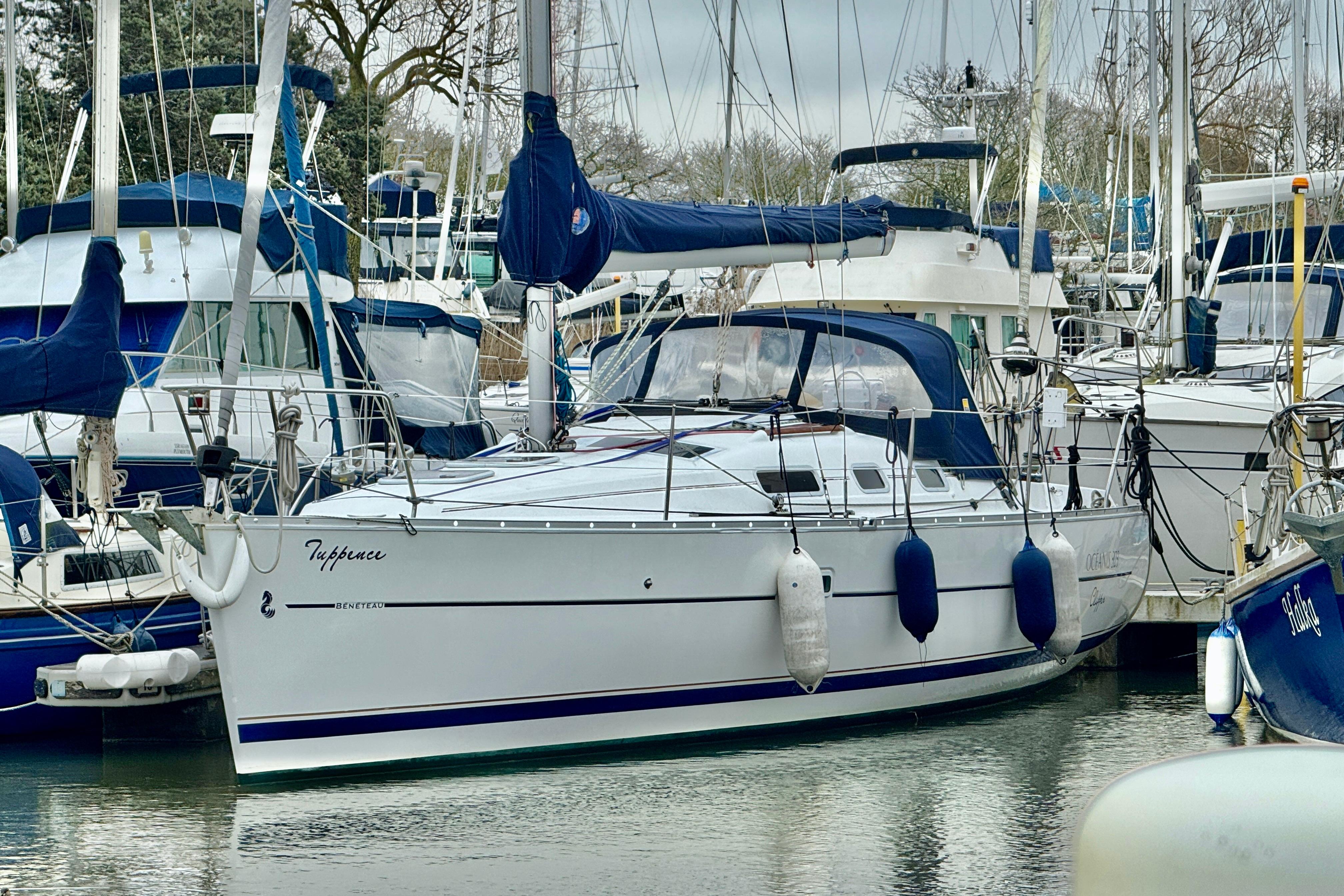 2005 Beneteau Oceanis Clipper 323 for sale in Chichester, West Sussex, United Kingdom