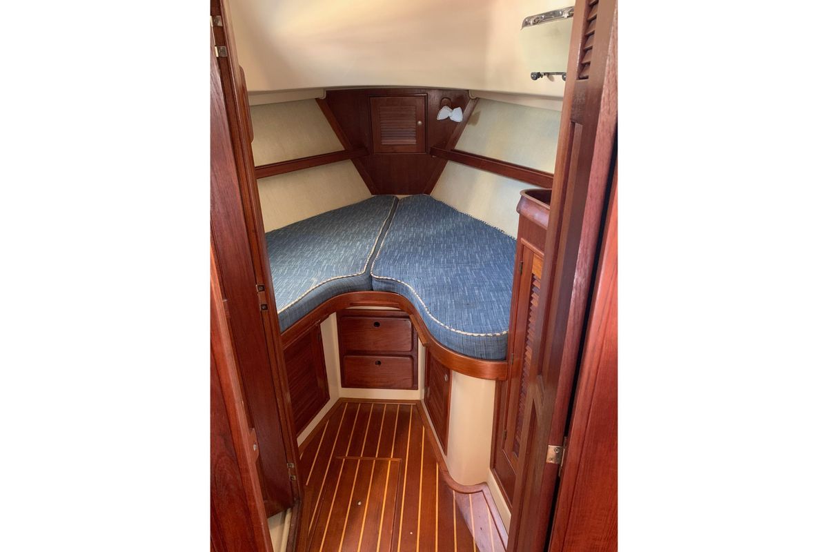 1995 Island Packet 37