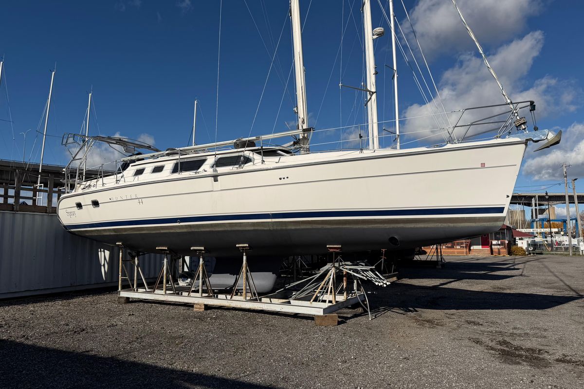 2003 Hunter 44 Deck Salon