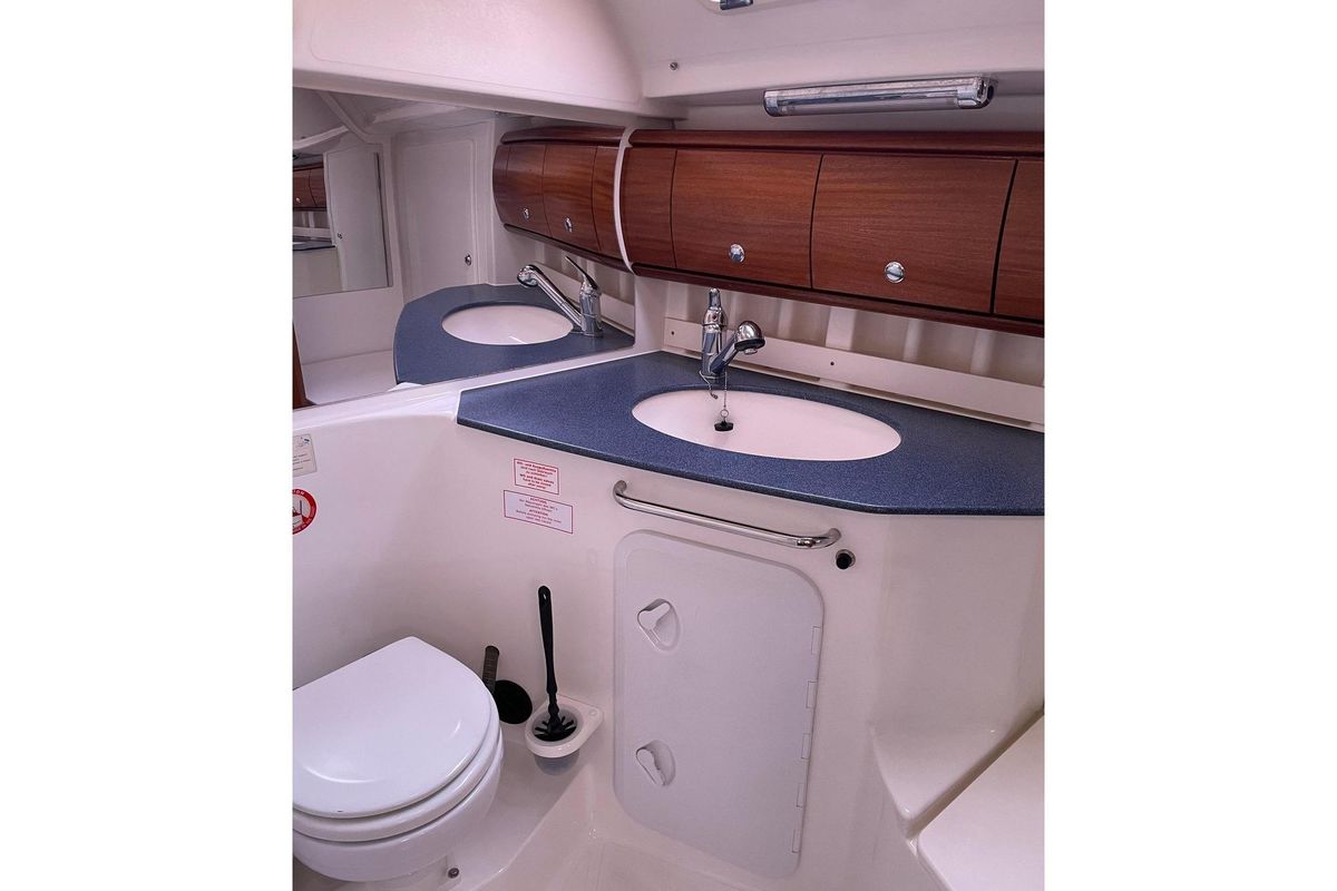 2004 Bavaria 38