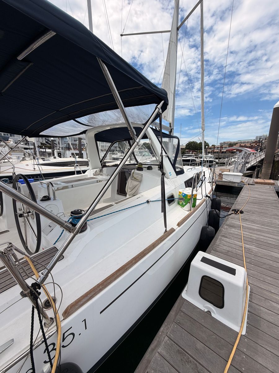 2021 Beneteau Oceanis 35.1