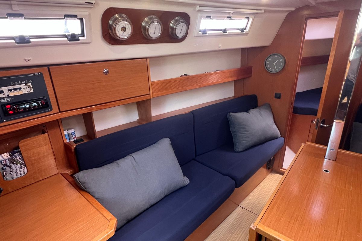 2010 Bavaria Cruiser 32