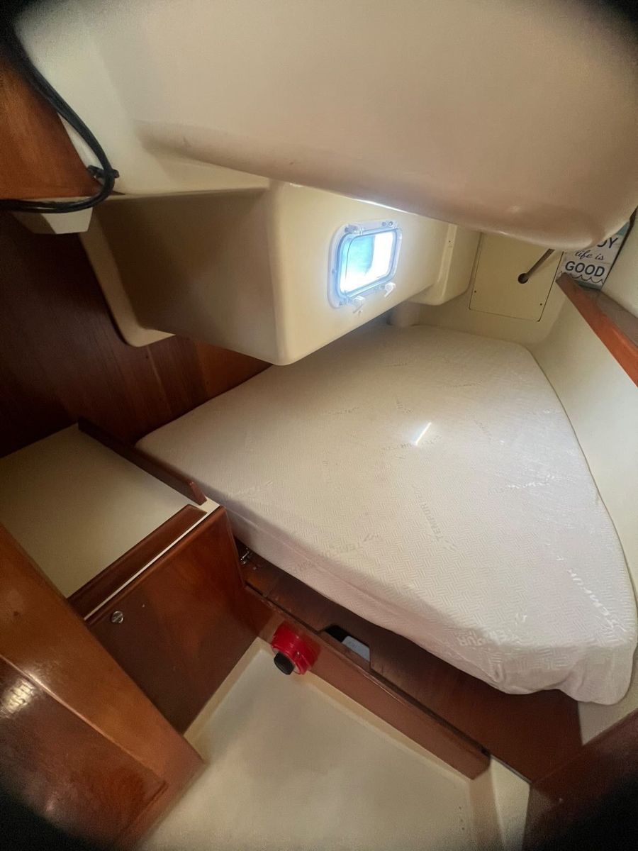 1988 Pearson 28 Sloop