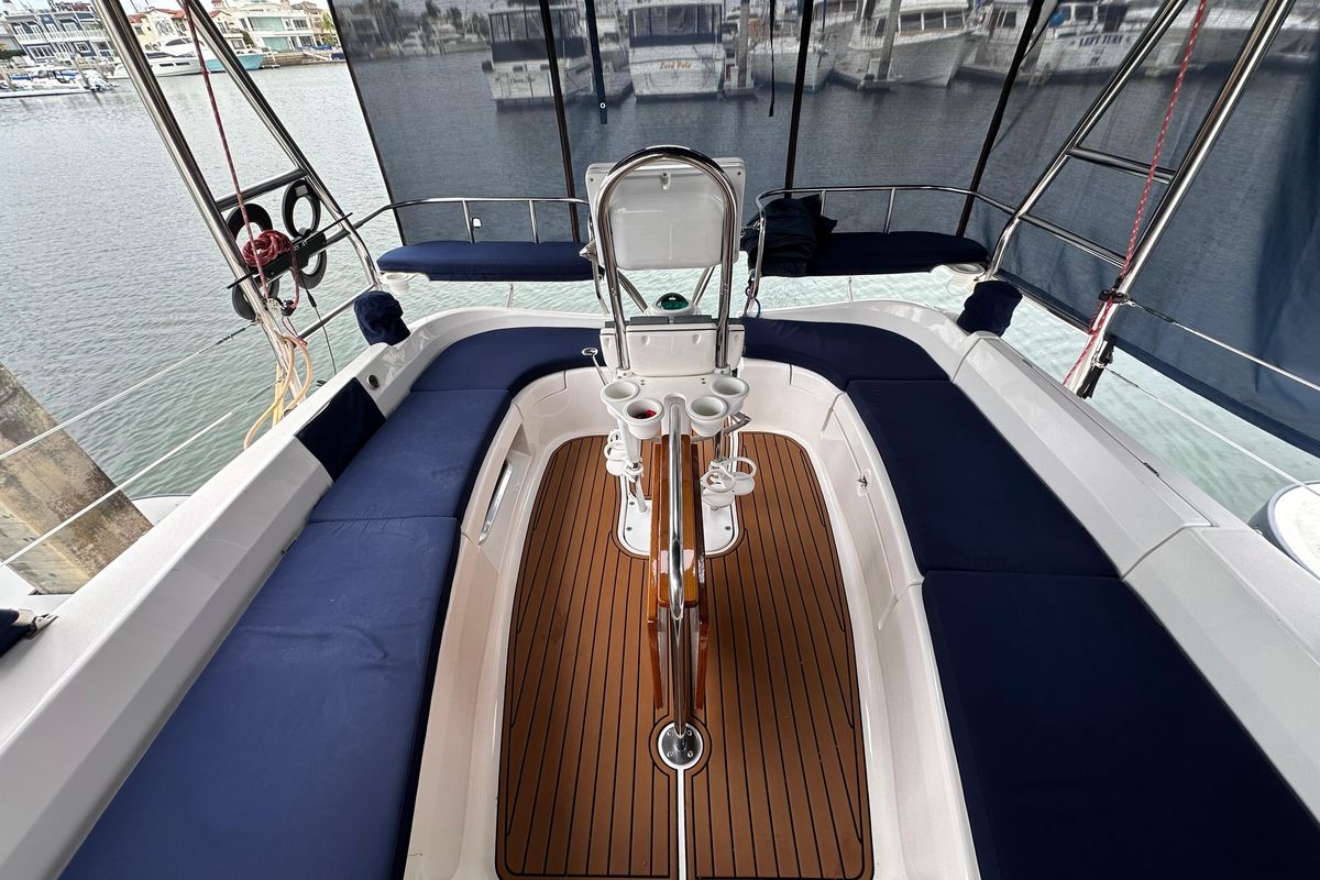2003 Hunter 426 Deck Salon