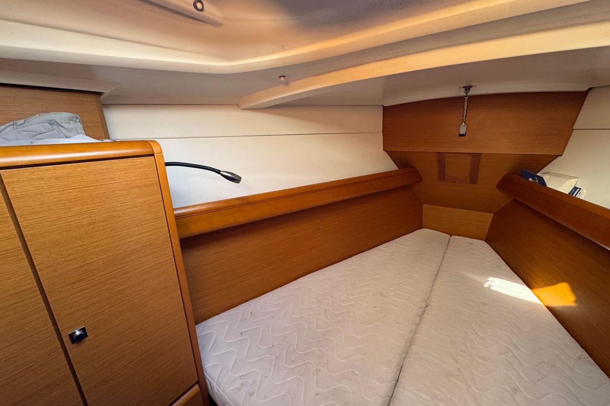 2012 Jeanneau Sun Odyssey 379 for sale in La Rochelle, Charente-Maritime, France 37 ft