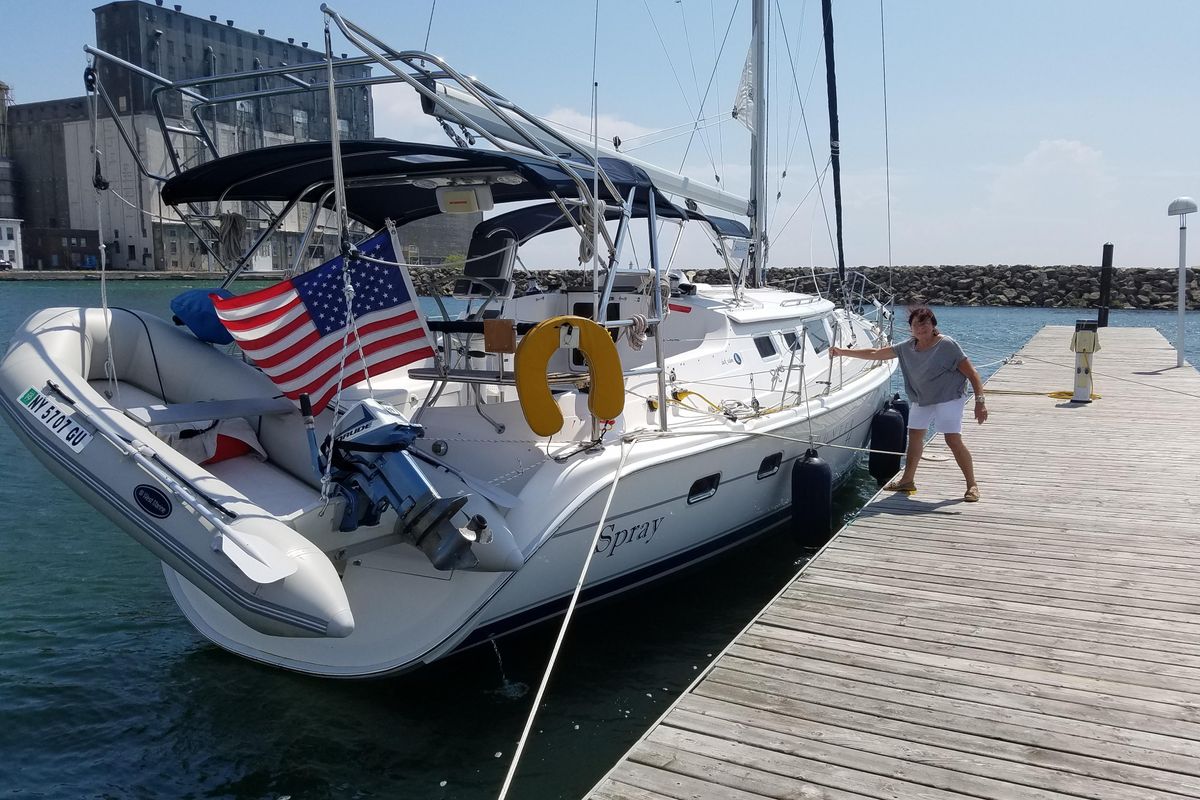 2003 Hunter 44 Deck Salon