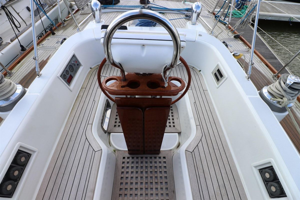1999 Hylas 54