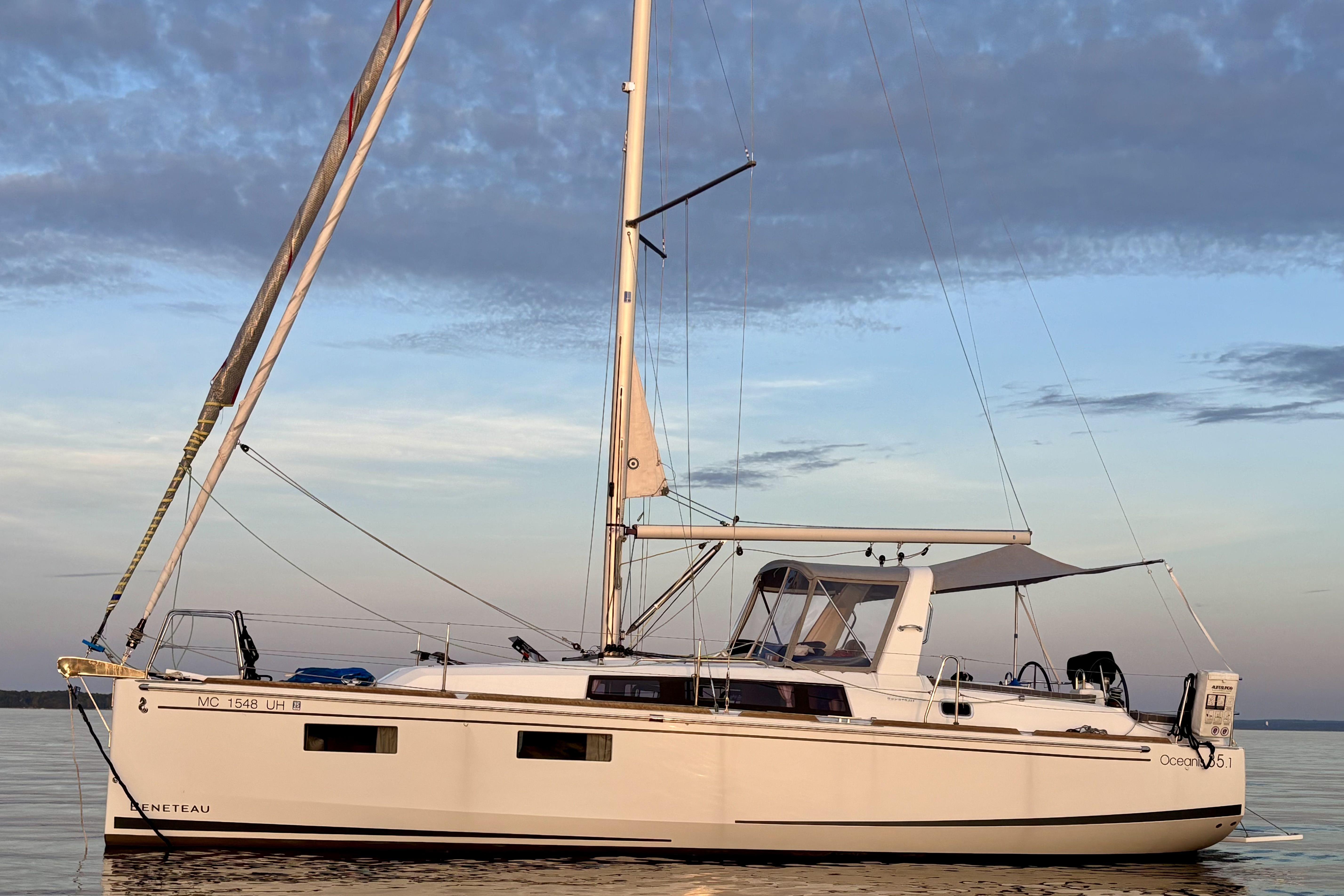 2019 Beneteau Oceanis 35.1