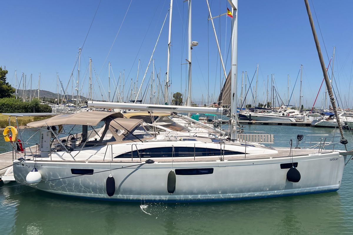 2018 Bavaria Vision 42