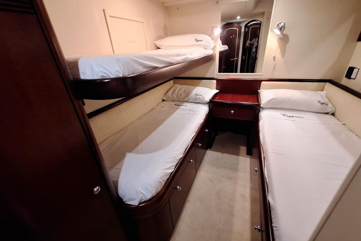 2004 Oyster 82