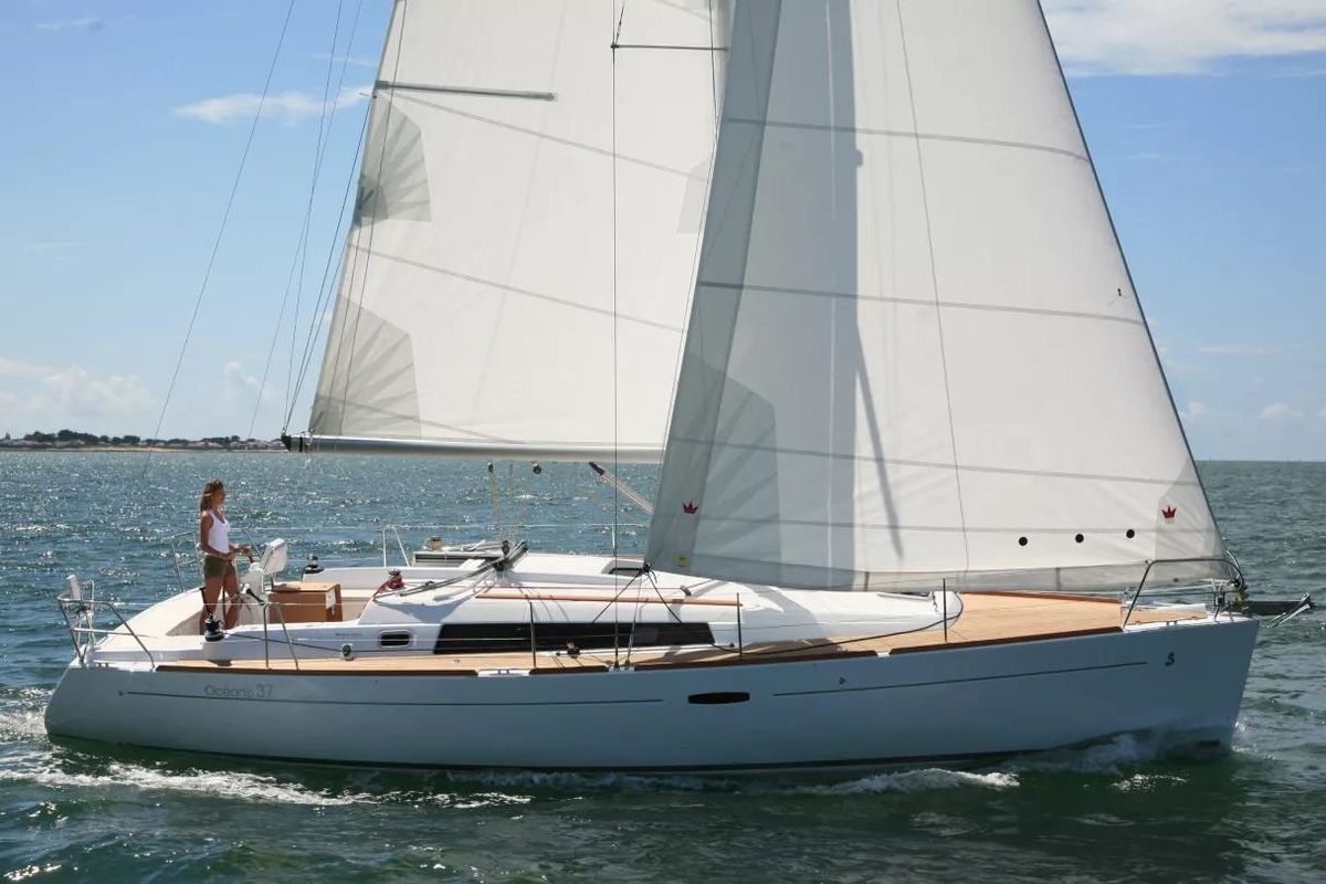 2012 Beneteau Oceanis 37