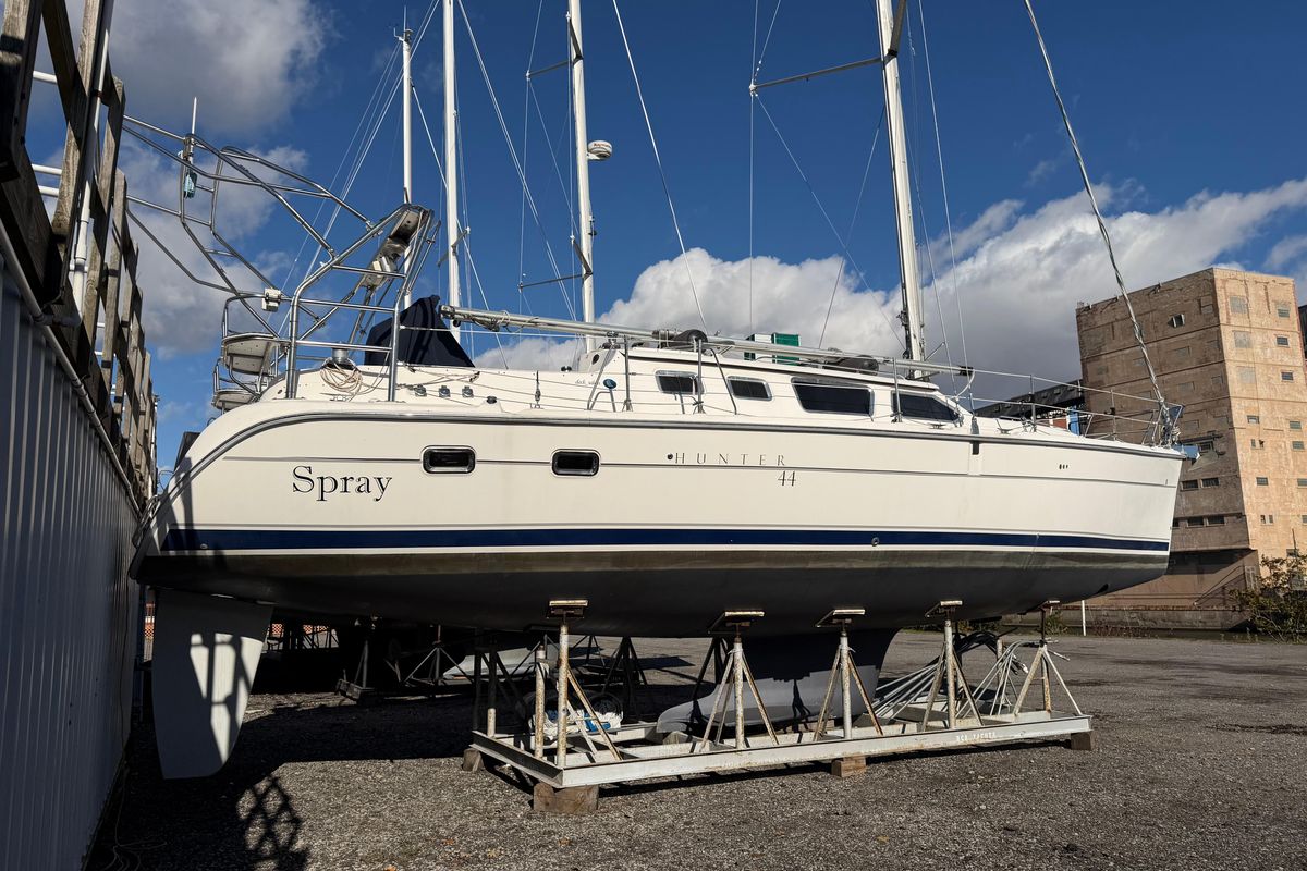 2003 Hunter 44 Deck Salon