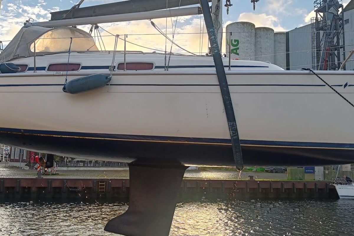 2005 Bavaria Cruiser 30