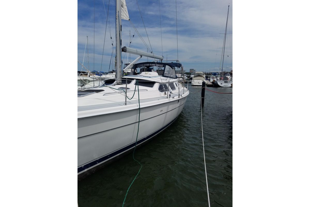 2003 Hunter 44 Deck Salon
