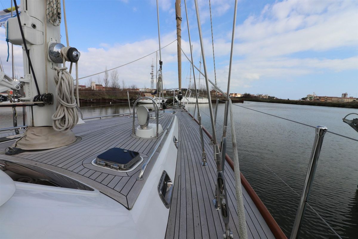 1999 Hylas 54