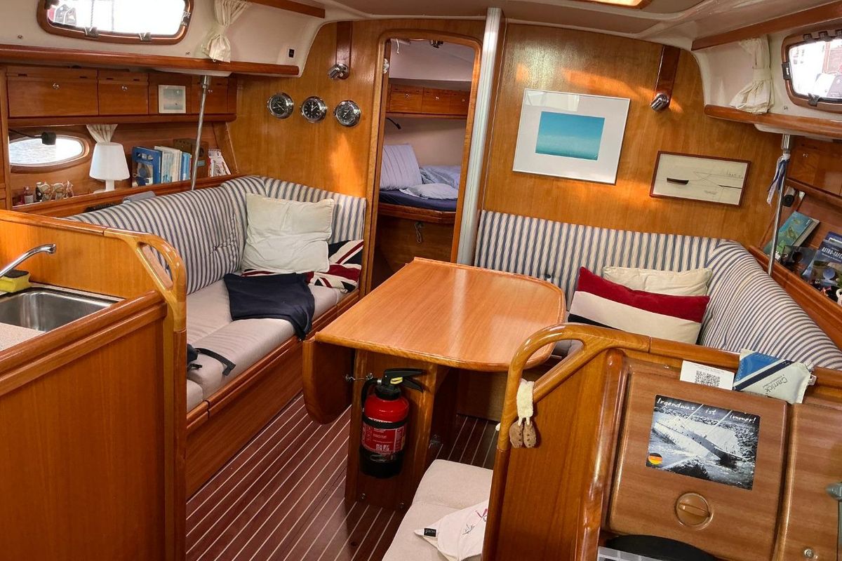 2006 Bavaria Cruiser 37