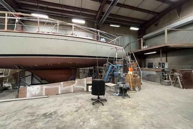 1983 Endeavour 35