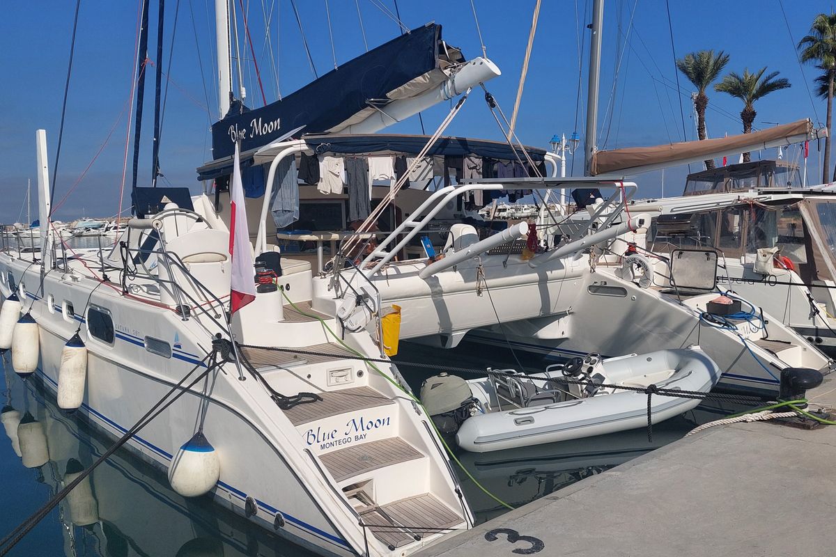 2002 Catana 581