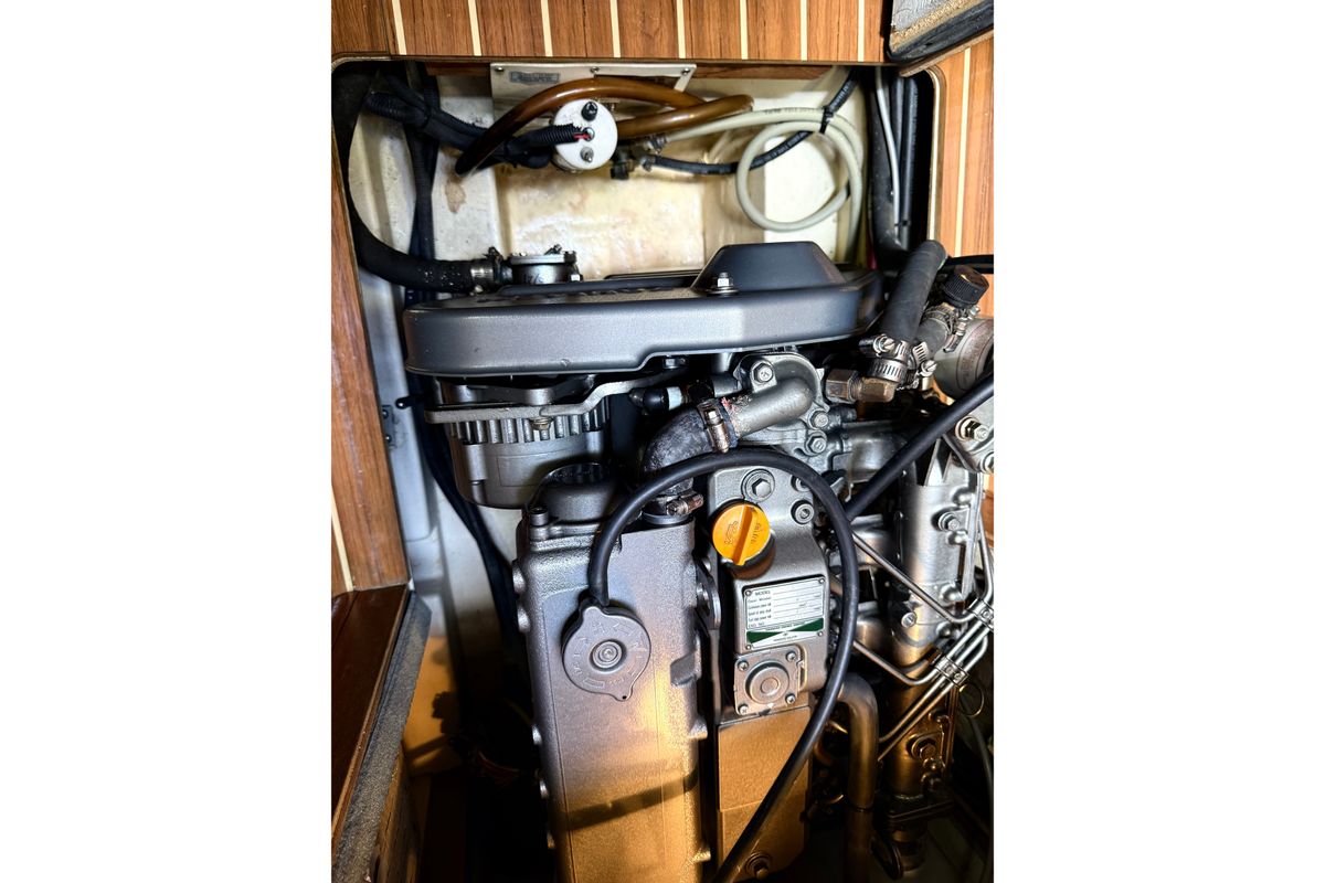 2007 Hunter 44 Deck Salon