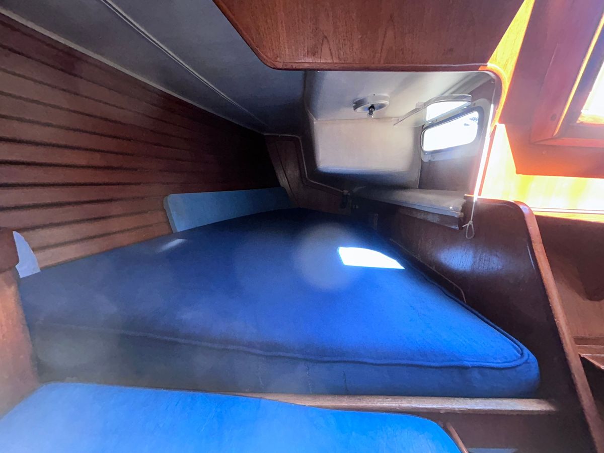 1981 Islander Peterson 40