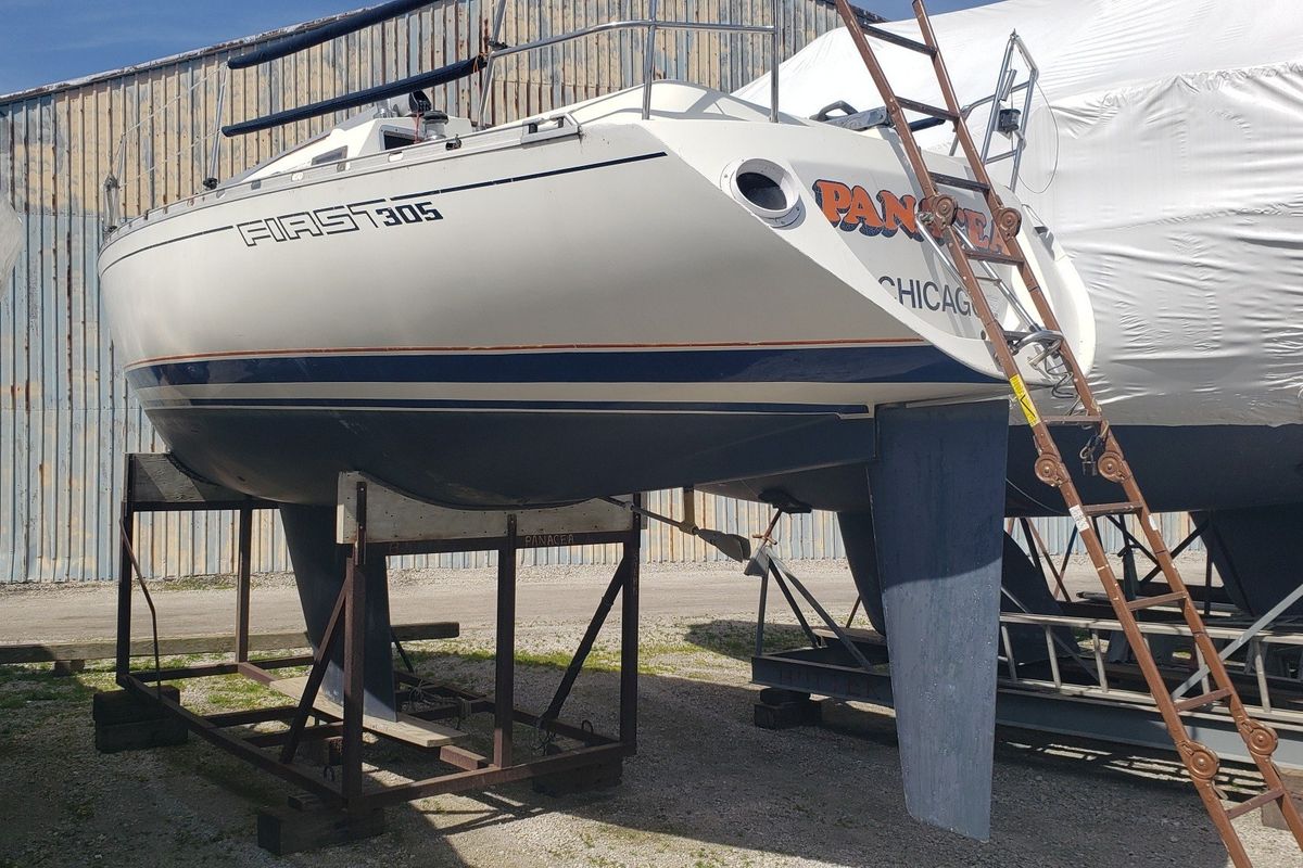 1985 Beneteau First 305