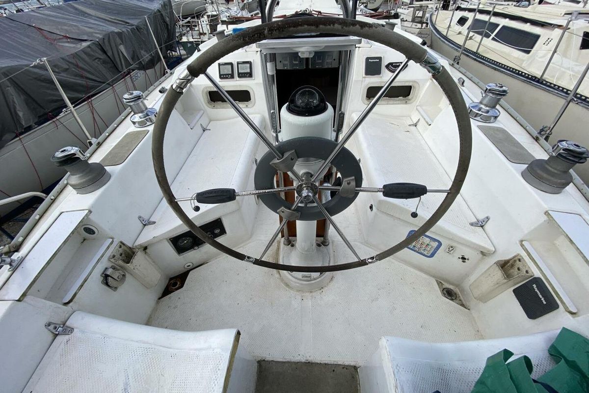 1985 Hunter 34