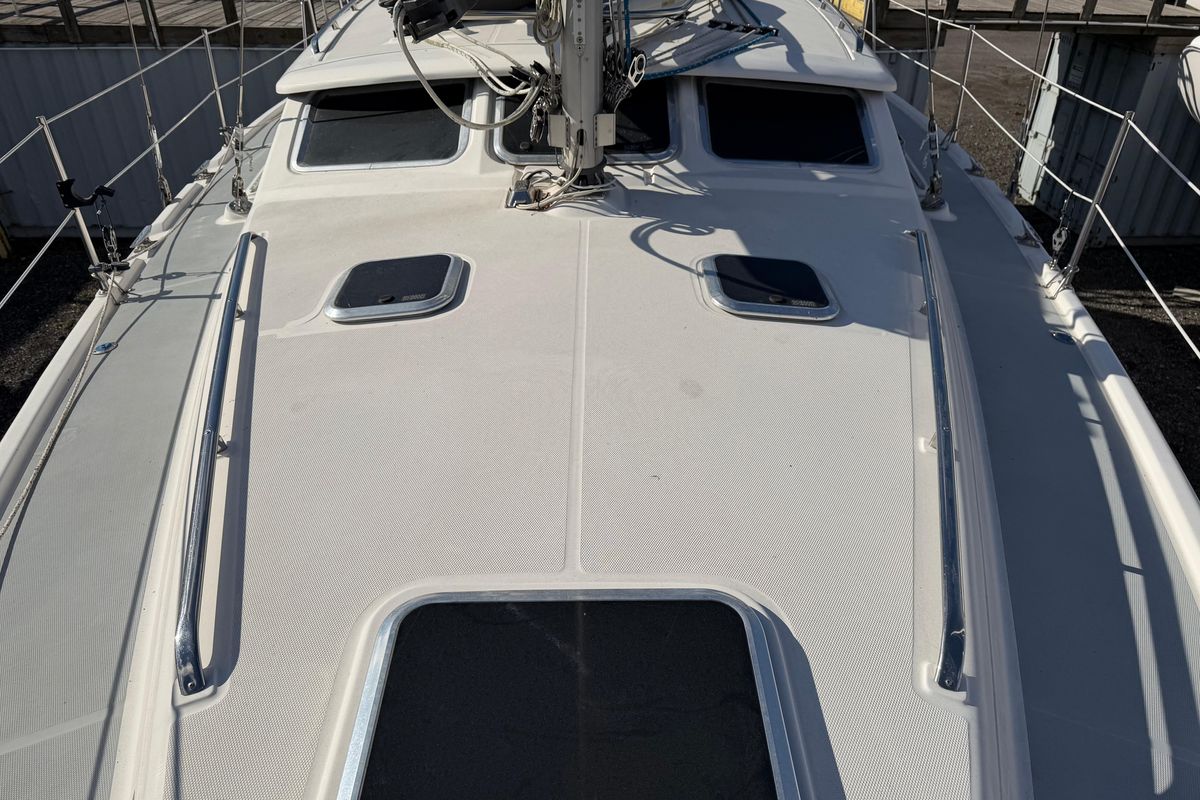 2003 Hunter 44 Deck Salon