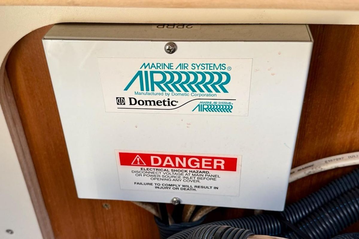 2006 Hunter 41 Deck Salon