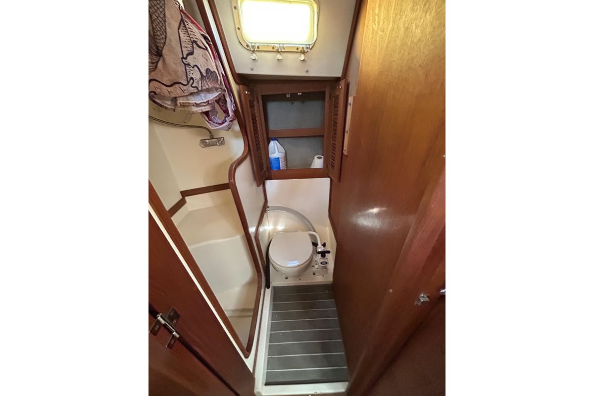 1984 Hunter 37 Cherubini Cutter