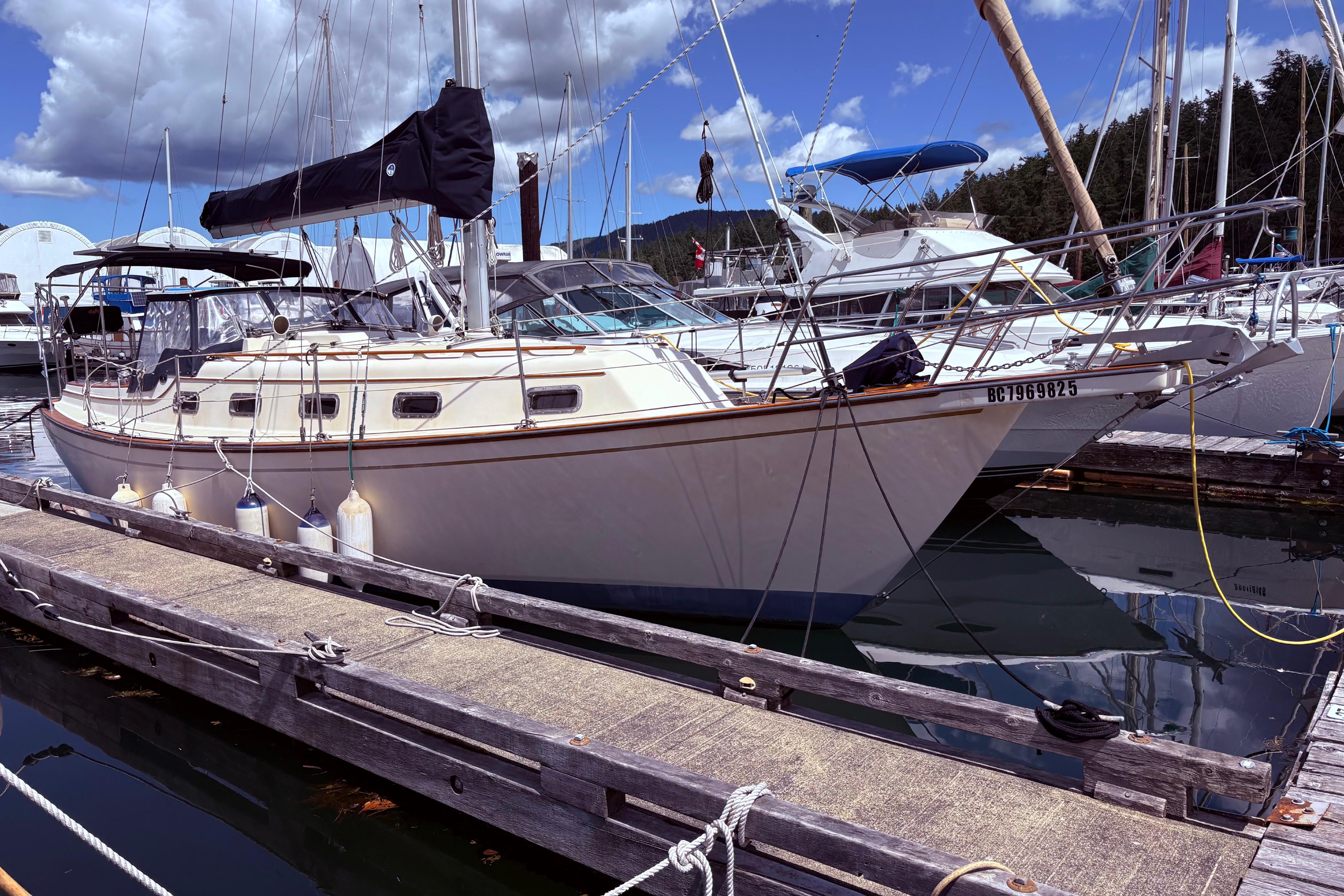 1990 Island Packet 32