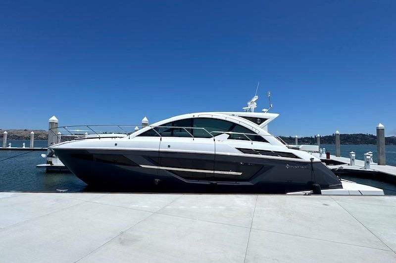 2023 Cruisers Yachts 50 Cantius