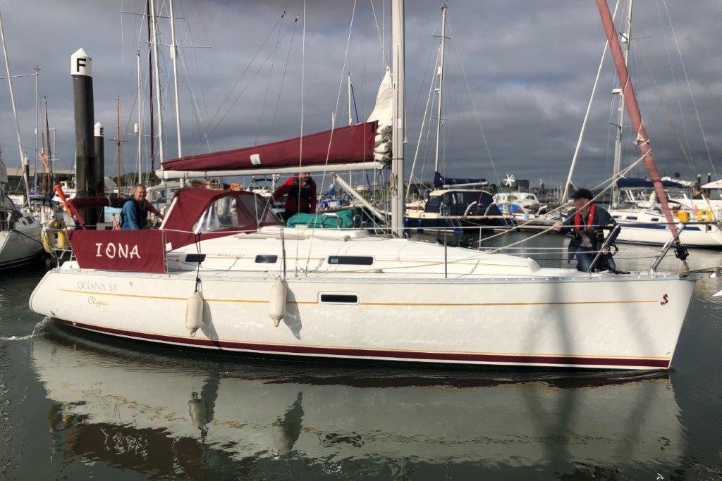 2001 Beneteau Oceanis 311 for sale in Weymouth, Dorset, United Kingdom